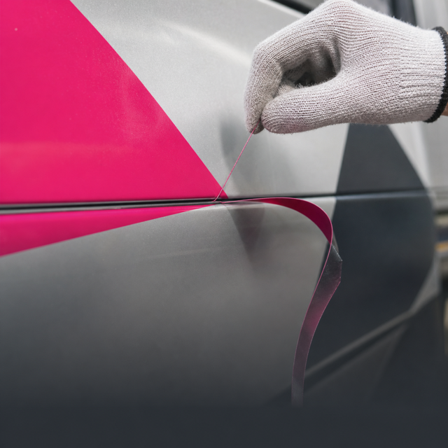 Installer cutting the lorry sticker line along a body seam with knifeless tape